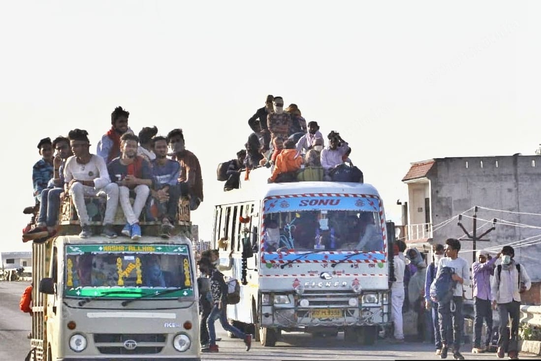 Migrant workers move in packed buses | Photo: Praveen Jain | ThePrint
