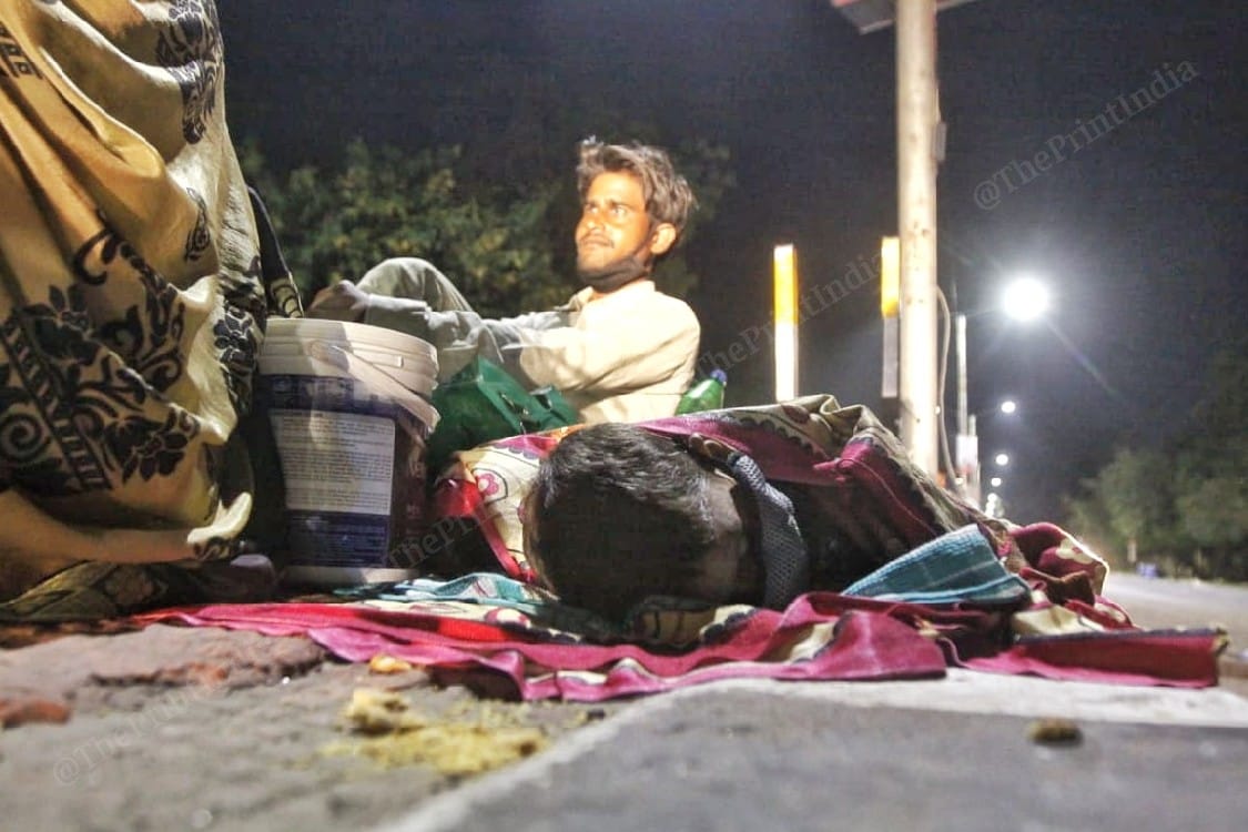 A migrant laborer sits with his family | Photo: Praveen Jain | ThePrint