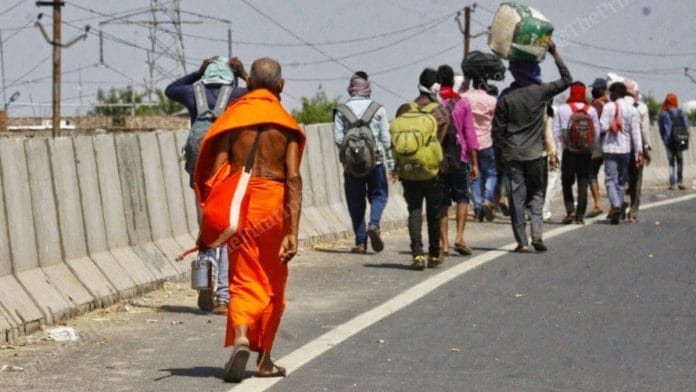 Labourers walking on Agra-Lucknow highway | Photo: Praveen Jain | ThePrint