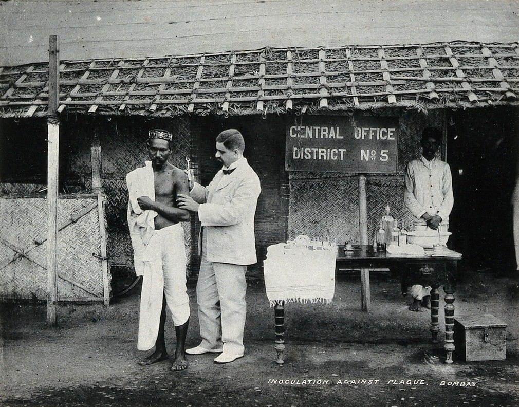A man being inoculated after the bubonic plague outbreak, Bombay, circa 1897. | Wellcome Library archive collection