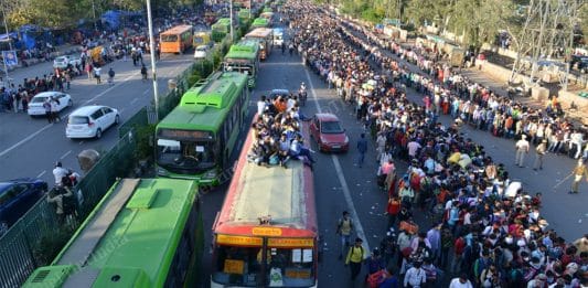 Migrant workers fleeing Delhi to their native villages after lockdown announcement | Photo: Suraj Singh Bisht | ThePrint