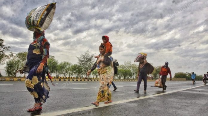 Daily wagers leaving Delhi-NCR for their native villages on foot on Yamuna Expressway on 27 March 2020