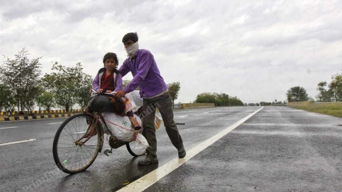 Mukesh, a Mason from Mahoba, Madhya Pradesh, leaving on a cycle with his daughter Deepika