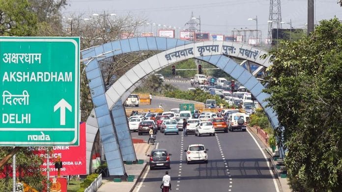 Private vehicles being checked at the Noida-Delhi border Monday, after the lockdown imposed in many parts of India due to COVID-19 | Photo: Suraj Singh Bisht | ThePrint