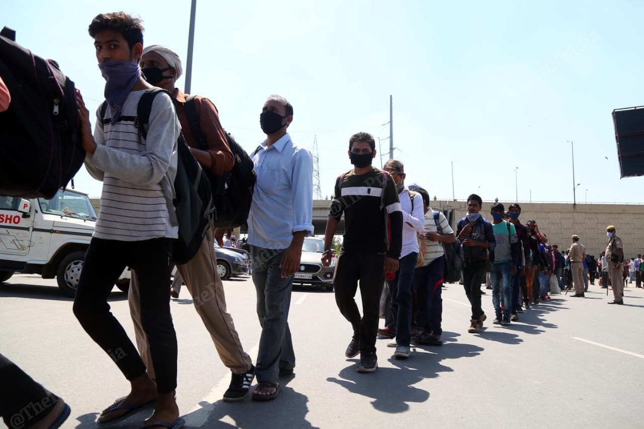 As crowds queued up to catch buses at the Delhi-Ghaziabad border, social distancing became harder to enforce | Photo: Suraj Singh Bisht | ThePrint