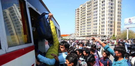 File photo | Migrant workers jostle to get onto the UPSRTC buses in Delhi | Photo : Suraj Singh Bisht | ThePrint