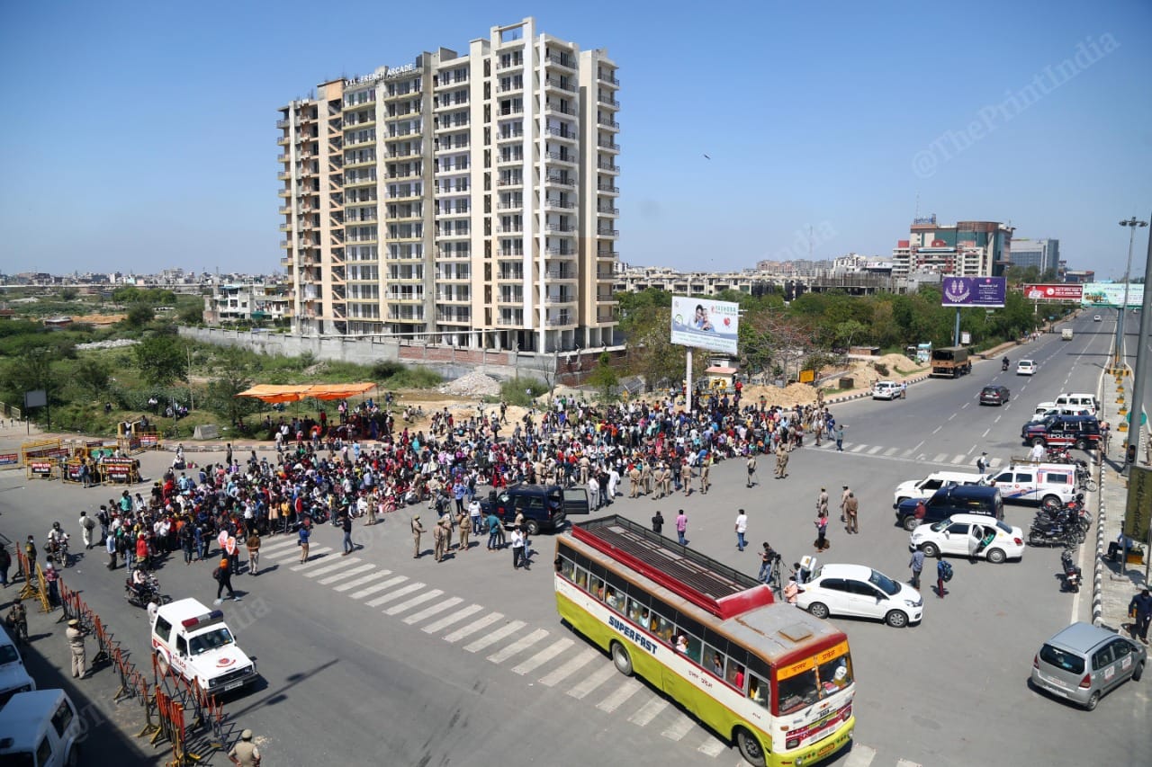 Police form a cordon at the Delhi-Ghaziabad border as migrant workers gather and wait for a ride home | Photo: Suraj Singh Bisht | ThePrint
