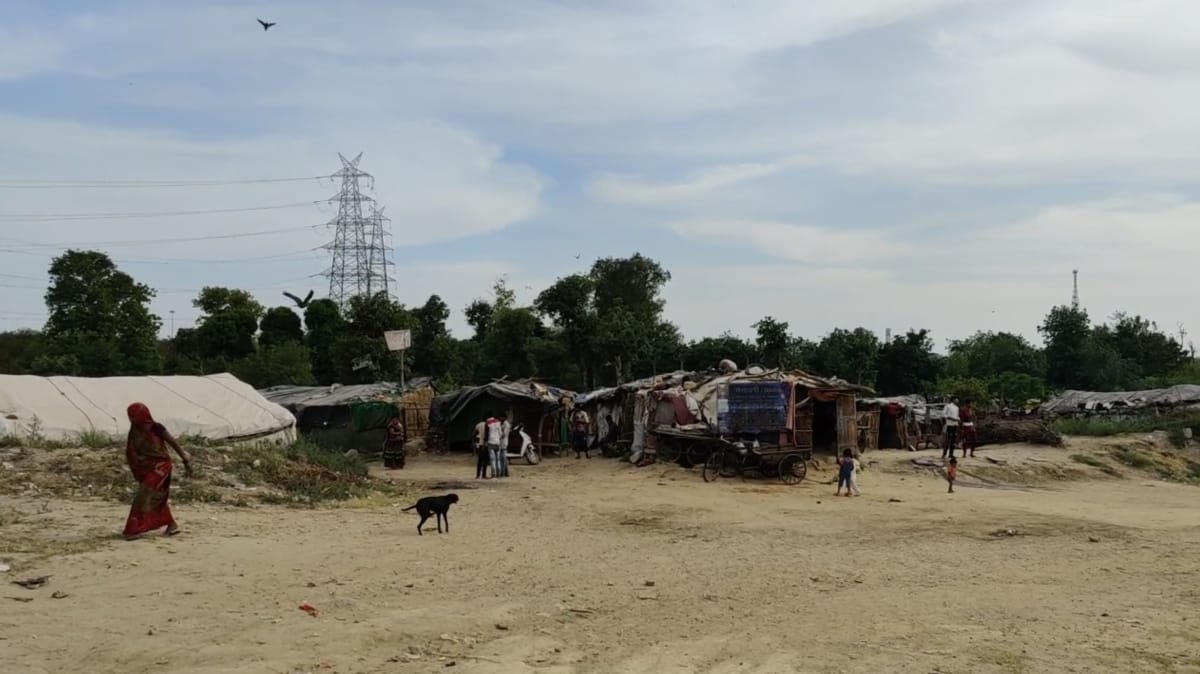 The jhuggi clusters along the Yamuna river