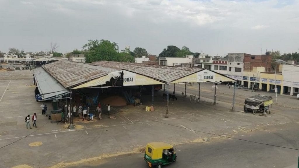 The Khanna Mandi wears a deserted look under the new token system in place | Photo: Urjita Bhardwaj | ThePrint