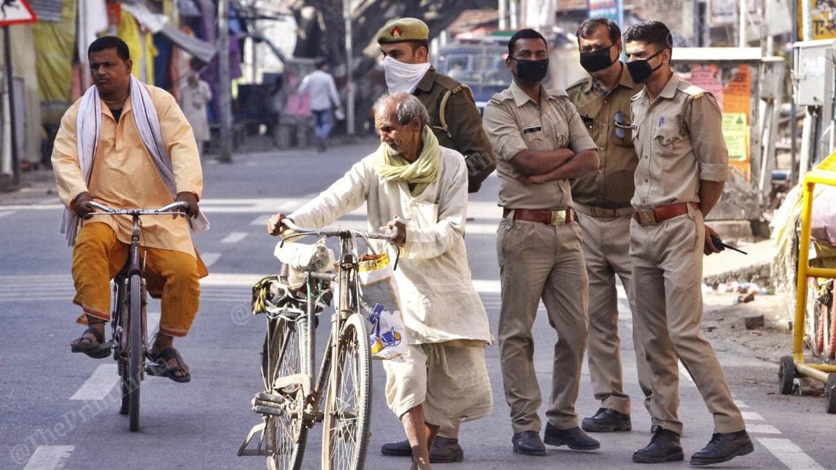 Ayodhya residents and policemen in close proximity, violating social distancing norms | Photo: Praveen Jain | ThePrint