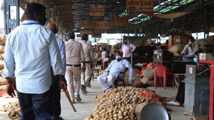 Policemen have been deployed to ensure social distancing is being maintained in Delhi's Azadpur mandi | Photo: Manisha Mondal | ThePrint