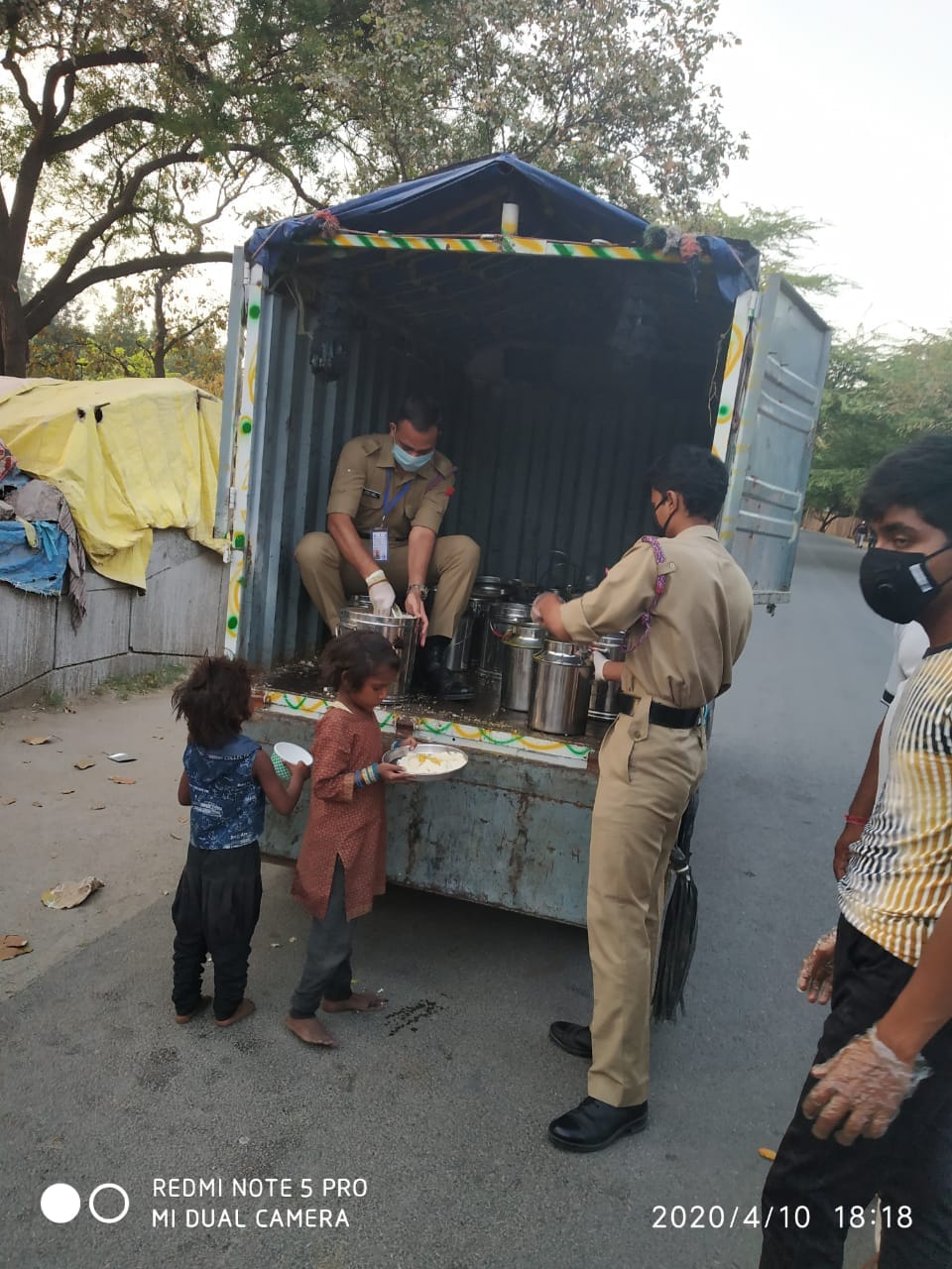 The NCC cadets distributing food in South Delhi | Photo: NCC