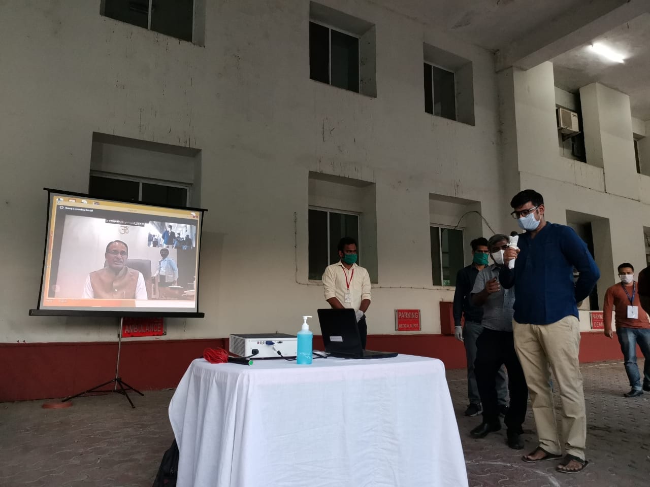 Madhya Pradesh CM Shivraj Singh Chouhan interacts with the patients | Angana Chakrabarti | ThePrint