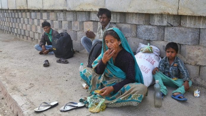 Migrant worker Tulsi and his family near an entrance to Agra on the Yamuna Expressway. | Photo: Suraj Singh Bisht/ThePrint