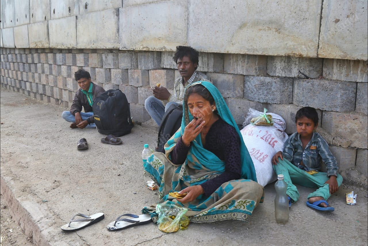 Migrant worker Tulsi and his family near an entrance to Agra on the Yamuna Expressway. | Photo: Suraj Singh Bisht/ThePrint