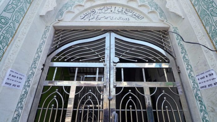 Notices pasted on the gate of a mosque in Lucknow, asking devotees to offer namaaz from home | Photo: ANI