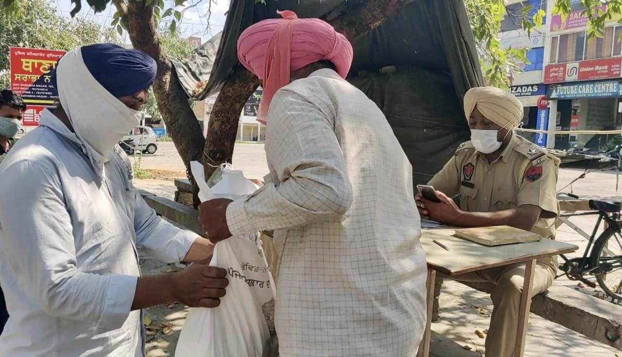 ASI Kulwant Singh distributing dry ration opposite Sarabha Nagar police station in Ludhiana. | Photo: Urjita Bhardwaj/ThePrint
