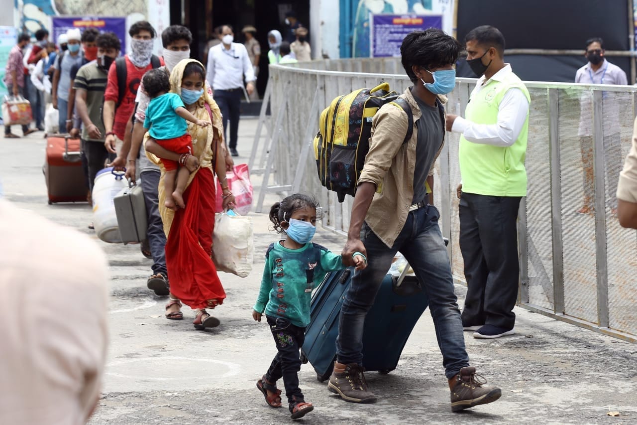 Families, children and workers leave the Danpur station maintaining social distance | Photo: Suraj Singh Bisht | ThePrint