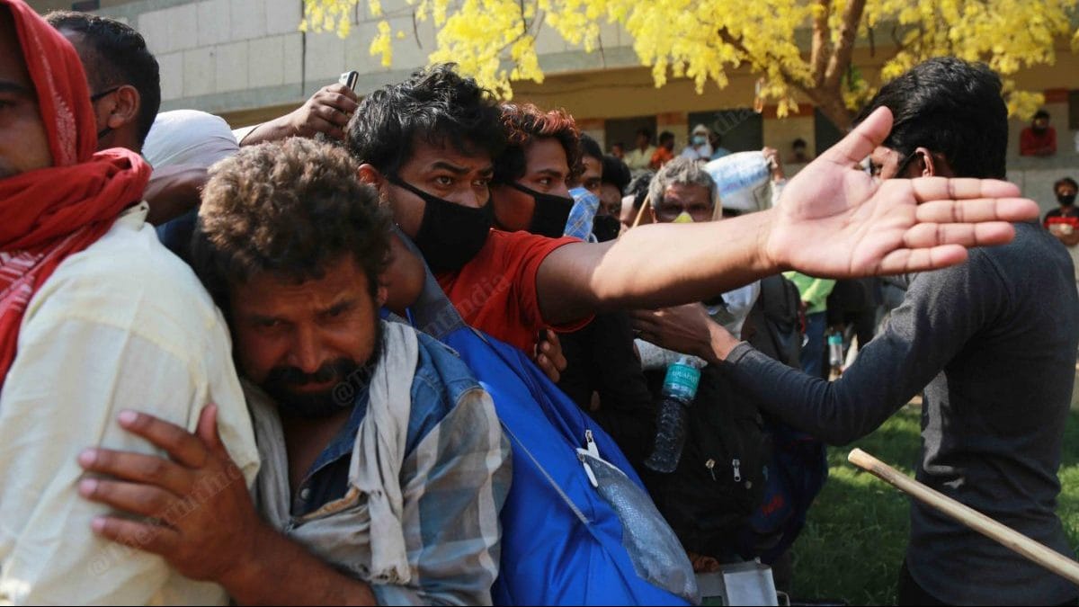 The desperation to reach home make migrant workers fight to stand first in the queue | Photo: Manisha Mondal | ThePrint