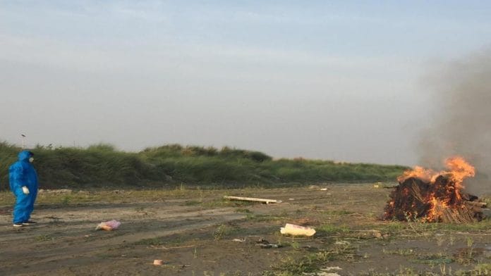 Ram Kripal's son, dressed in PPE, near his funeral pyre | Bismee Taskin | ThePrint