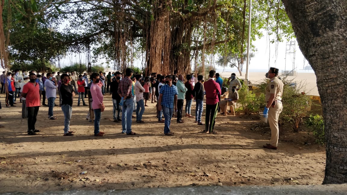 Police man a crowd of migrant workers set to board a Shramik train | Photo: Swagata Yadavar | ThePrint
