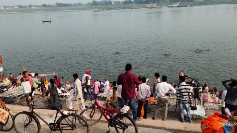Social distancing norms flouted on Ganga Dussehra as hundreds gather at Buxar ghats