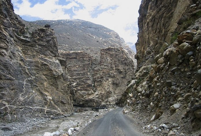 The road at Khab that leads up to the Shipki-La Pass | Wikimedia commons