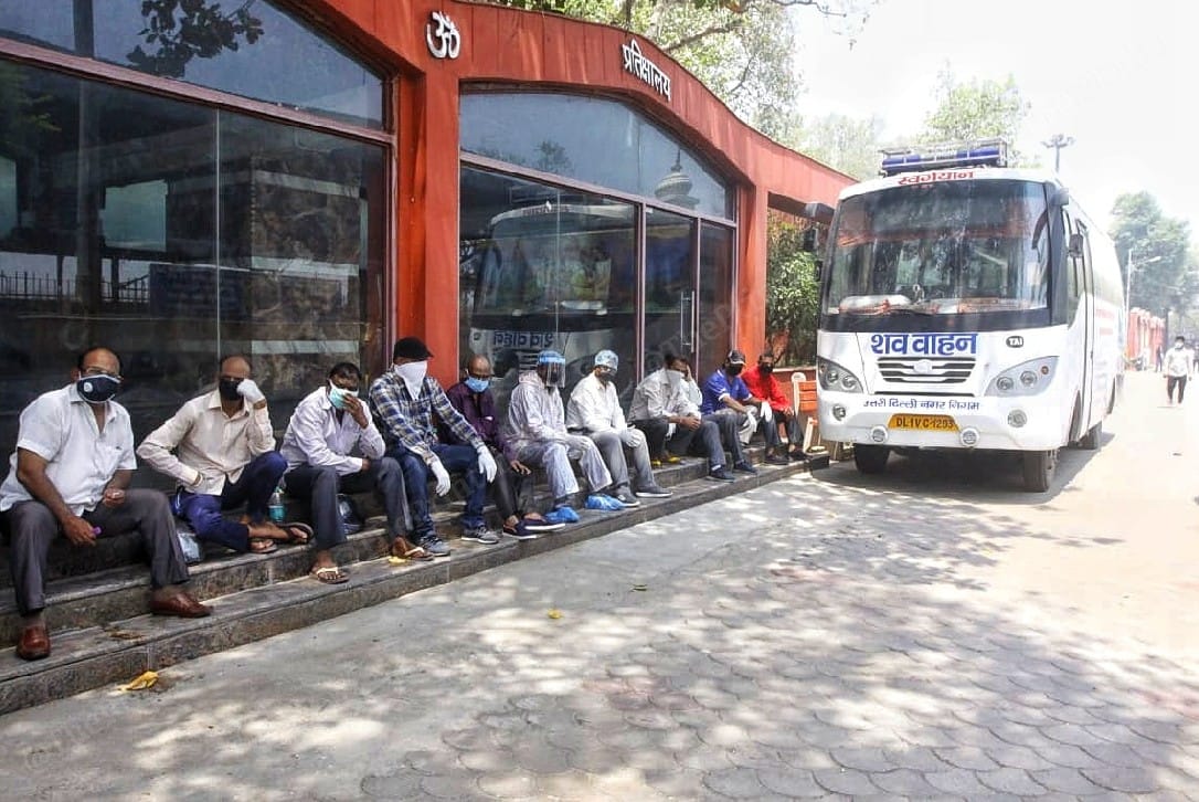 Workers of Nigambodh Ghat and different hospitals take a break between cremations | Praveen Jain | ThePrint