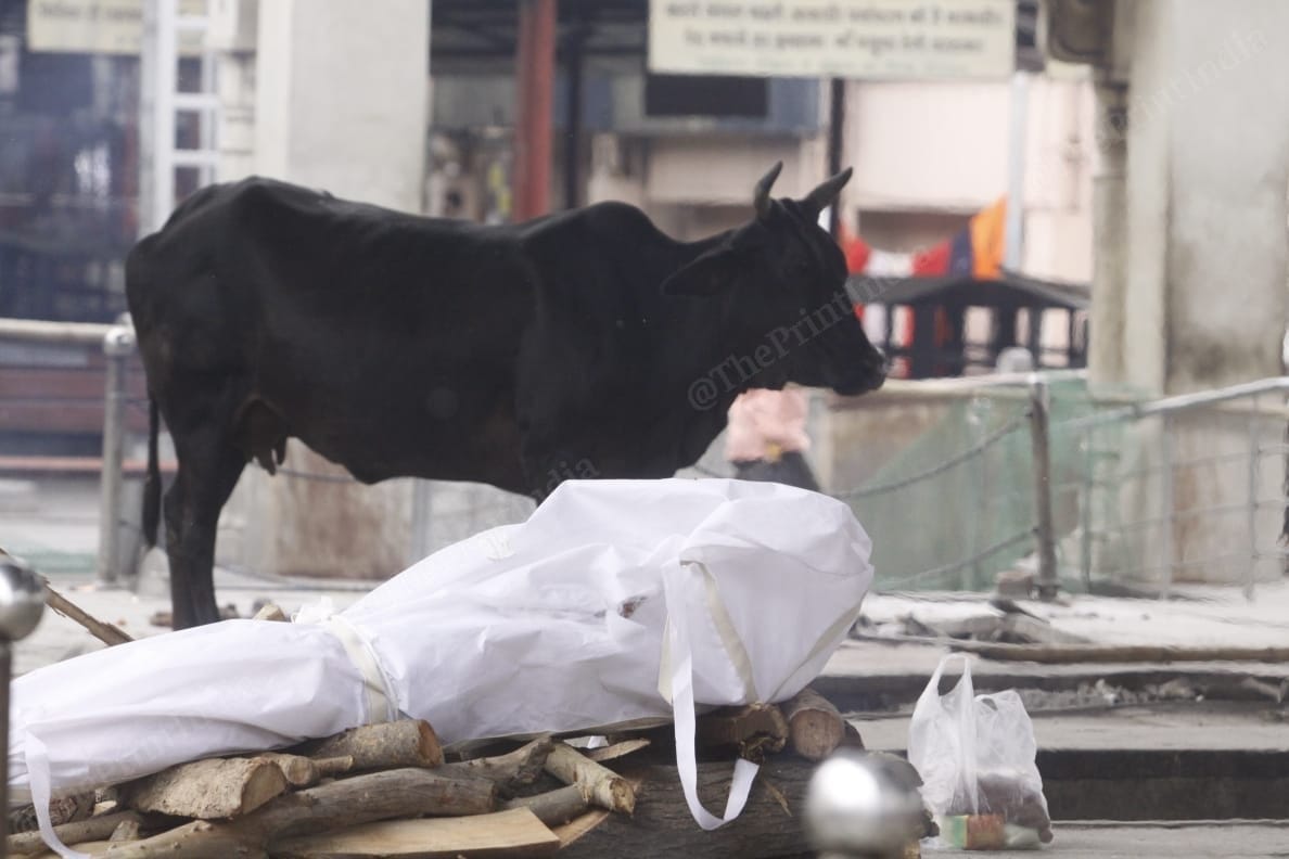 The body of a Covid-19 patient awaits its turn | Praveen Jain | ThePrint