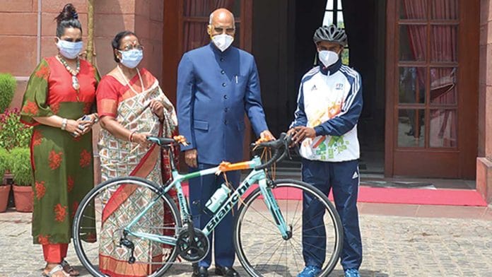 President Ram Nath Kovind with Riyaz, 16, at Rashtrapati Bhavan Friday | Credit: Rashtrapati Bhavan