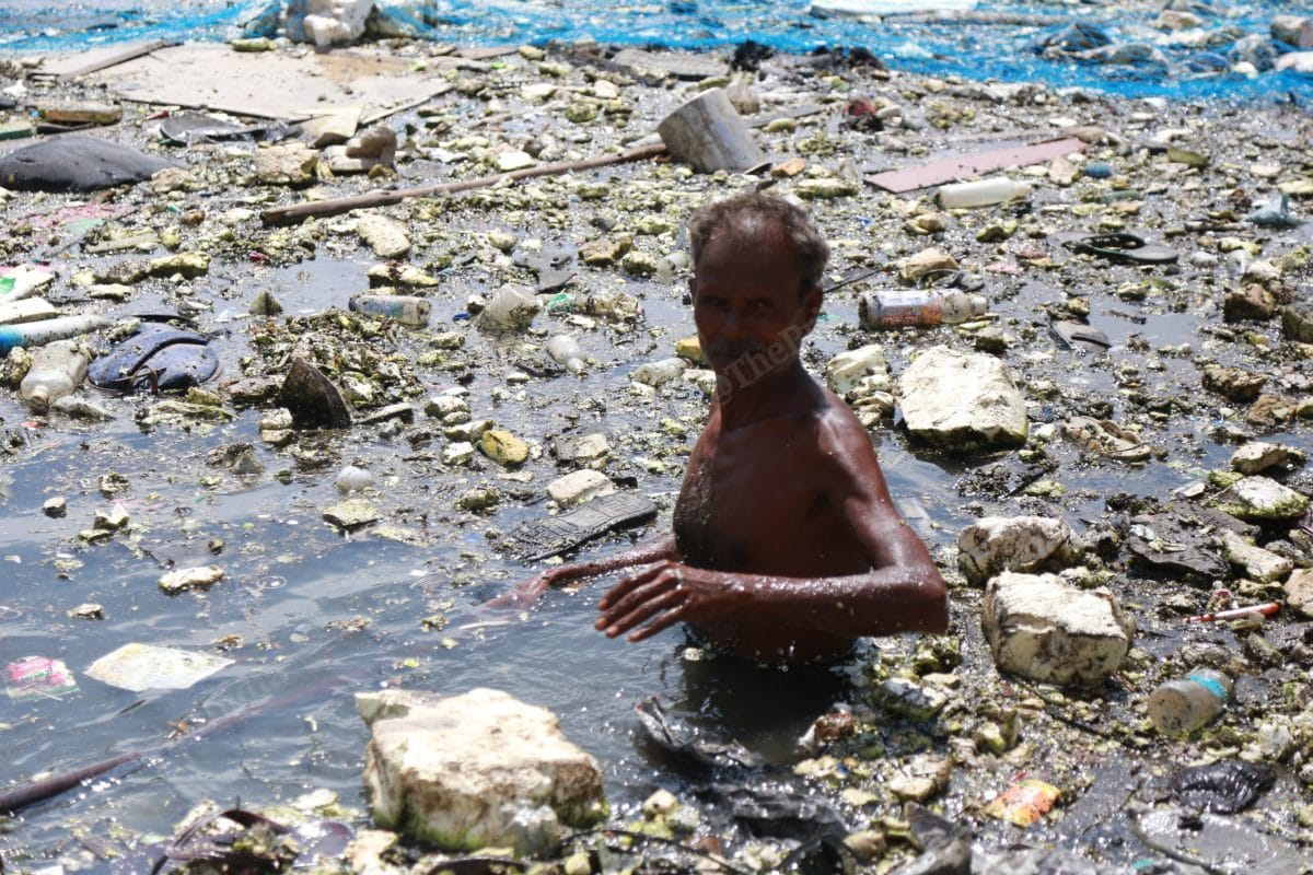 The divers earned nearly 500 rupees for cleaning the clogged water in the pit | Photo: Manisha Mondal | ThePrint