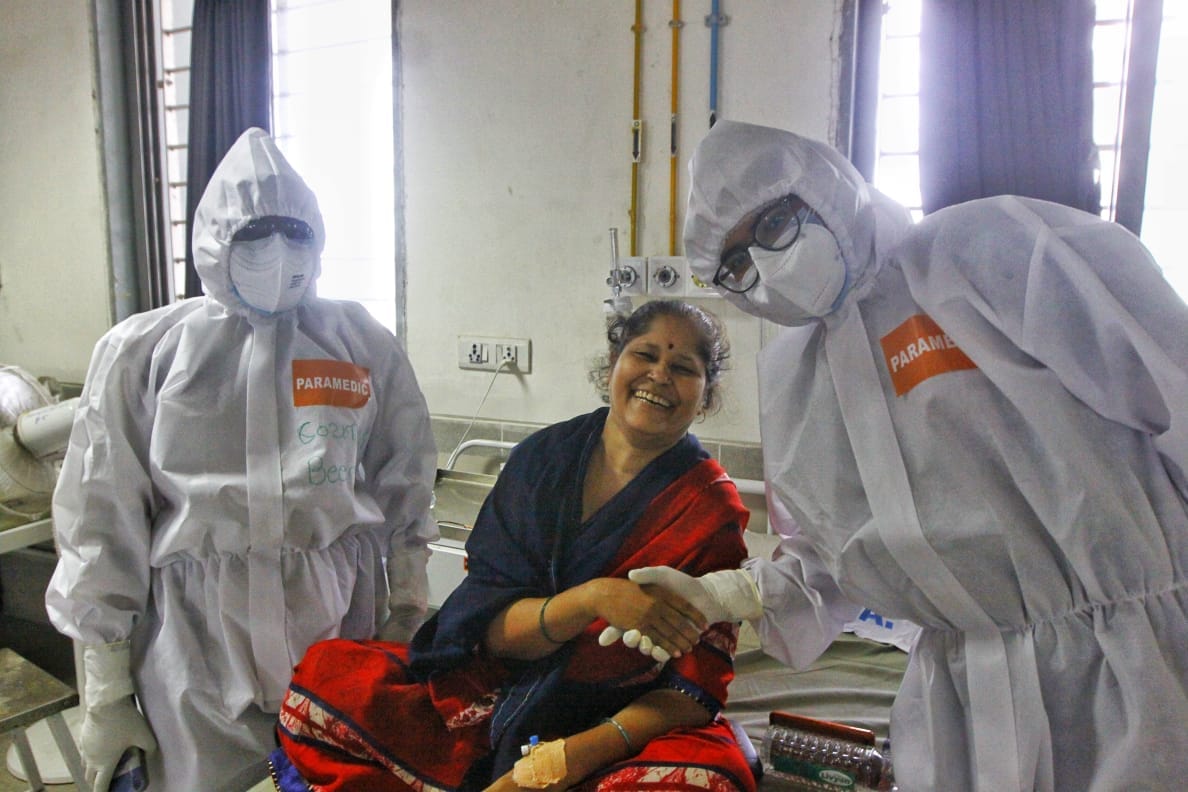 Sunita (center), a Covid-19 patient, said that she felt bored if counsellor Suraj (right) didn't show up for his daily duty. She explained that she had made many friends in the Covid-19 ward | Photo: Praveen Jain | ThePrint
