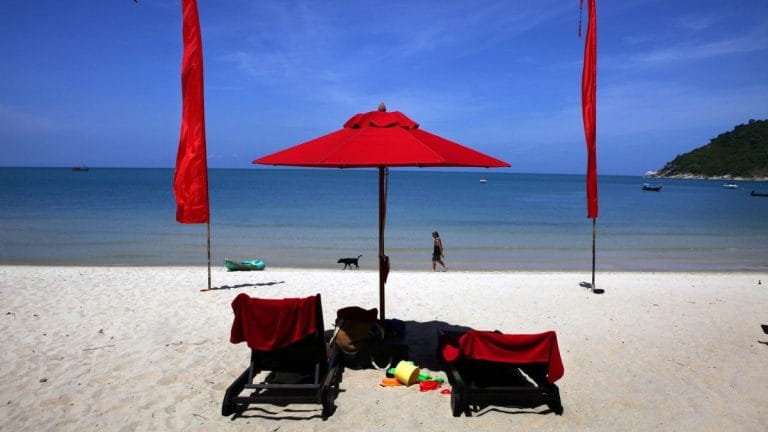 Thailand reopens to tourists – but only those who are loaded & can charter private planes