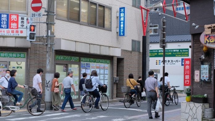 People in masks while they shop in Tokyo, Japan. | Twitter/ Bike to it