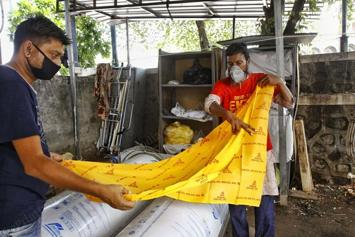 Abdul preparing to perform the last rites for a Covid victim | Praveen Jain | ThePrint