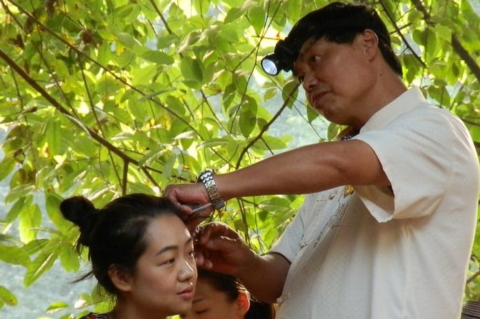 Ear cleaning in Chengdu | Source: Shivaji Das/Konark Publishers