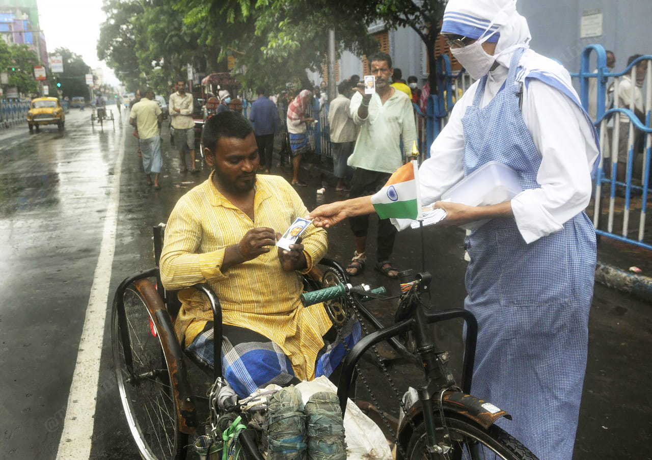 The organisation also distributed cards | Photo: Ashok Nath Dey | ThePrint