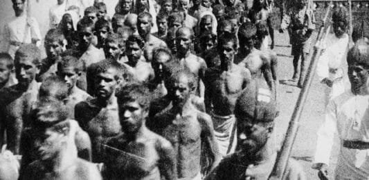 The colonial police force with prisoners of the Moplah riots | wikimedia commons