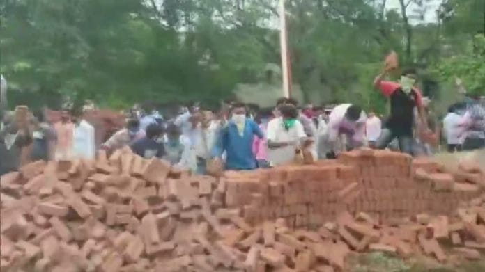 Local residents of Bolpur protest at Visva-Bharati University's Poush Mela ground on 17 August 2020 | ANI