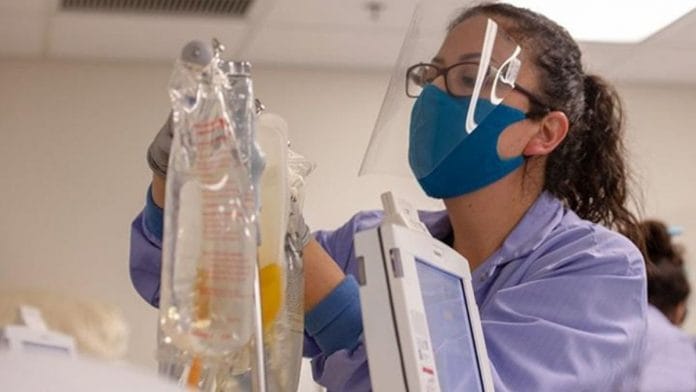a phlebotomist assigned to Naval Medical Center San Diego, sets up an apheresis machine for drawing plasma at NMCSD’s Blood Donation Center | US Navy photo by Erwin Jacob V. Miciano | health.mil