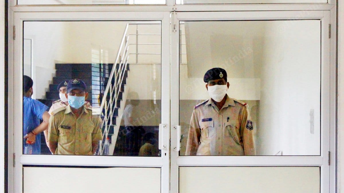 Policemen deployed to secure the guest house where Covid-positive Vadodara jail inmates have been isolated | Photo: Praveen Jain | ThePrint