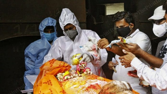 Abdul Rehman Malbari gives Gangajal to the deceased in with accordance with Hindu last rites | Praveen Jain | ThePrint