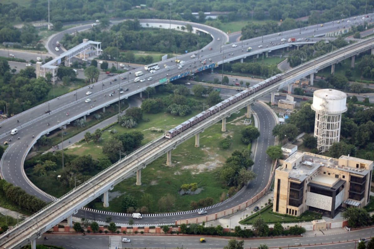Metro line on Majenta corridor going towards Botanical Garden | Photo: Suraj Singh Bisht | ThePrint