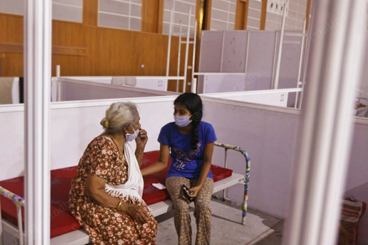 A girl talks to her grandmother | Photo: Praveen Jain | ThePrint