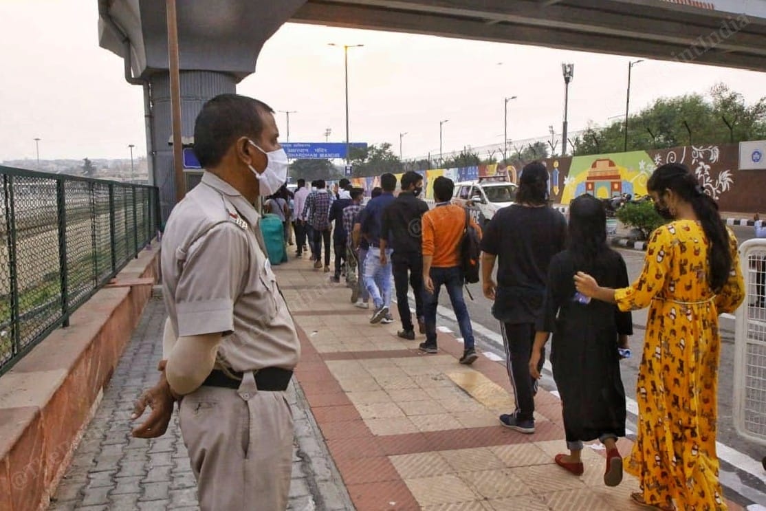 Police officer keeps a watch that there is social distancing maintained | Photo: Praveen Jain | ThePrint