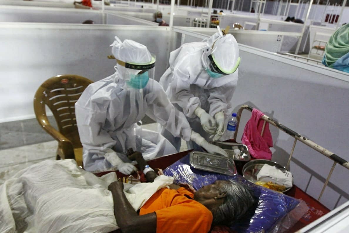 Health workers check a corona patient | Photi: Praveen Jain | ThePrint