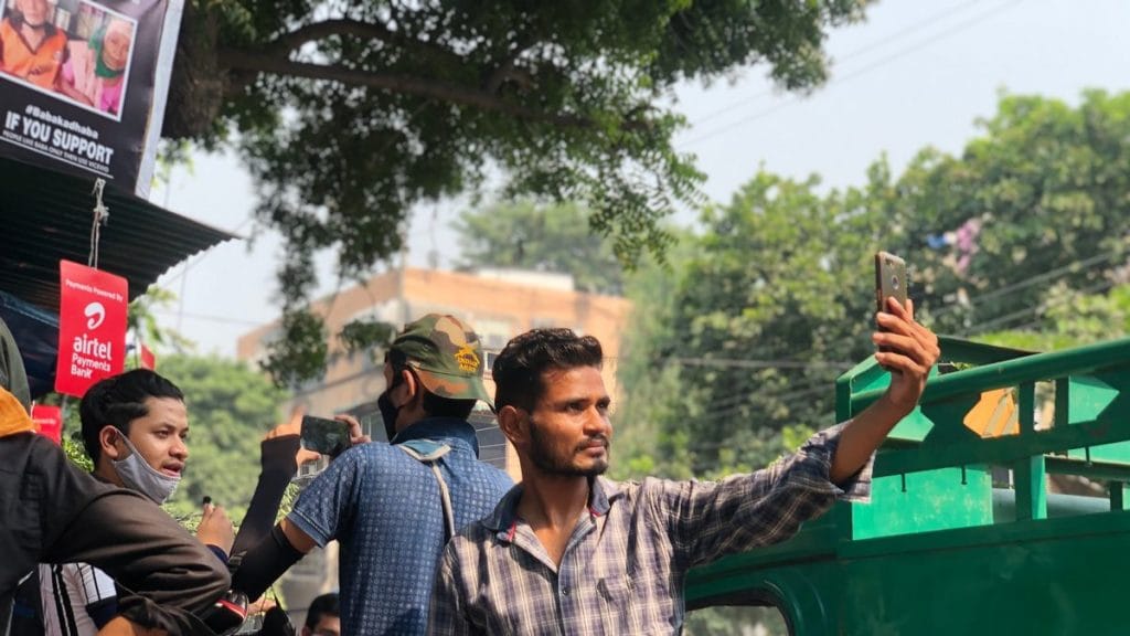 Most people who turn up at Baba ka Dhaba since the video went viral are selfie-seekers, not paying customers | Photo: Jyoti Yadav | ThePrint