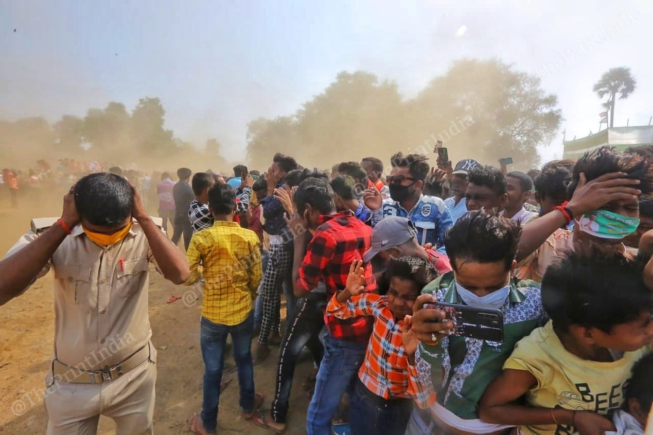 Clouds of dusts kicked up when Nitish Kumar's helicopter landed at the spot | Photo: Praveen Jain | ThePrint
