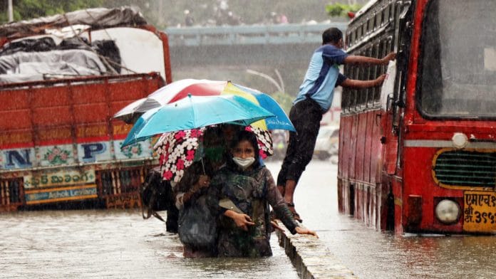People and vehicles stranded in heavy monsoon rainfall in Mumbai on 23 September | Photo: ANI
