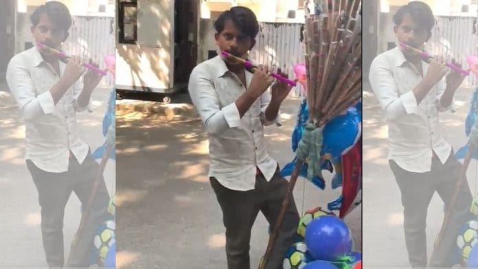 20-year-old Bablu sells flutes in various parts of Delhi | Twitter